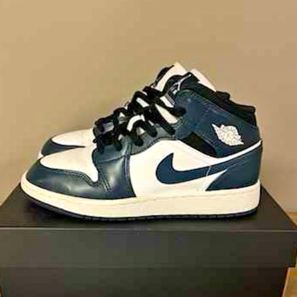 Air Jordan 1 Mid “Armory Navy”